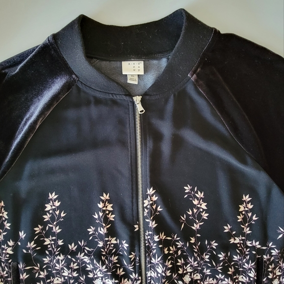 XL Velvet Black & Floral Jacket EUC So comfy! - Picture 5 of 14